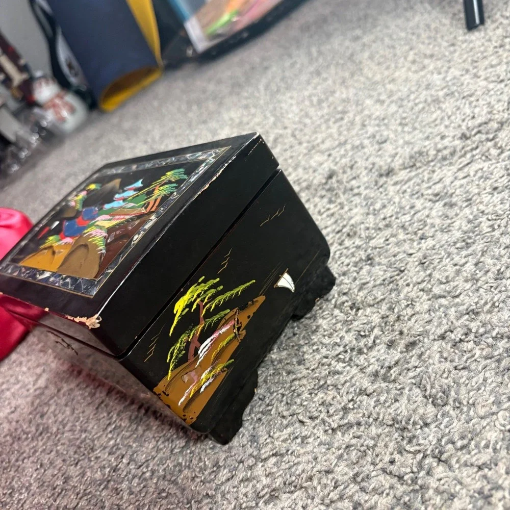 Vintage Japanese‎ Lacquer Jewelry Box Hand Painted Pagoda Scene Inlay Music Box